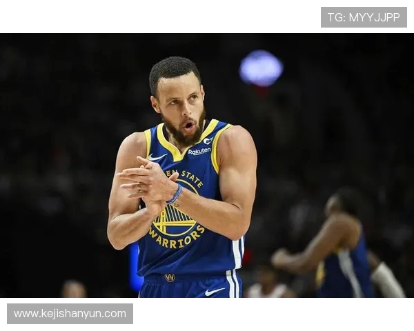 勇士三连败！库里带队和防守都不行！再次把小角色防成超巨！